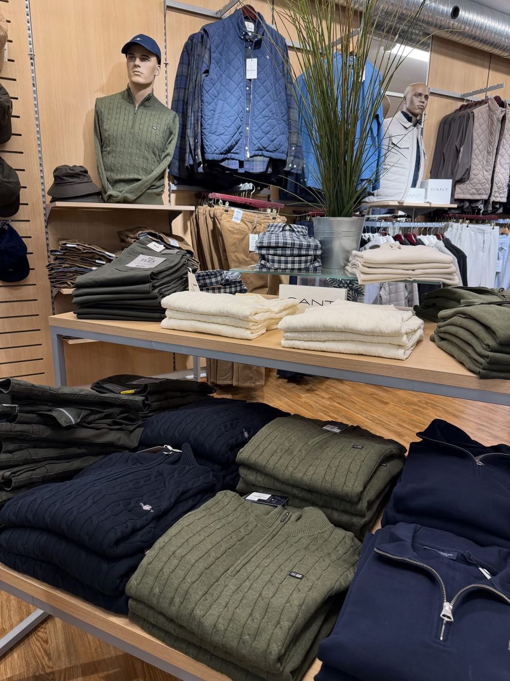 Kabelstrikk, vester og bukser i butikken